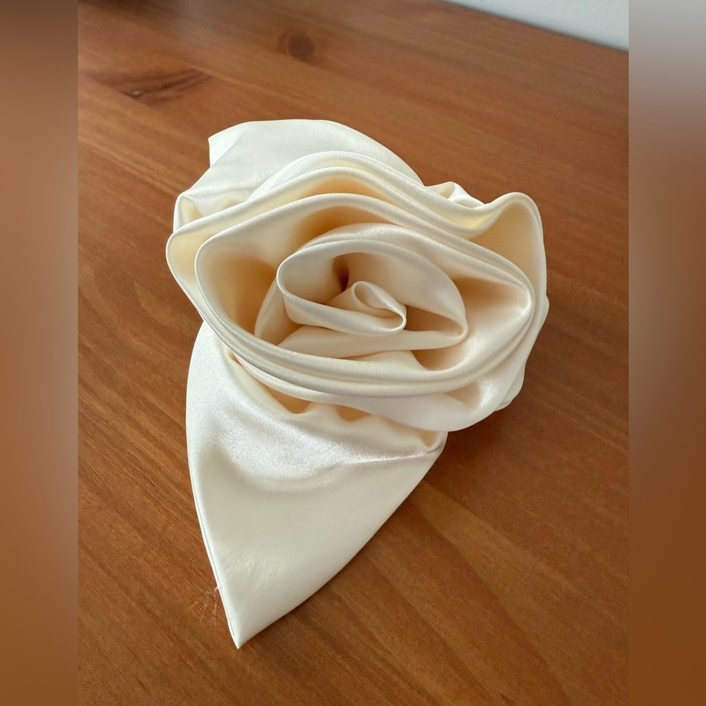 NA-KD Satin flower brooch
